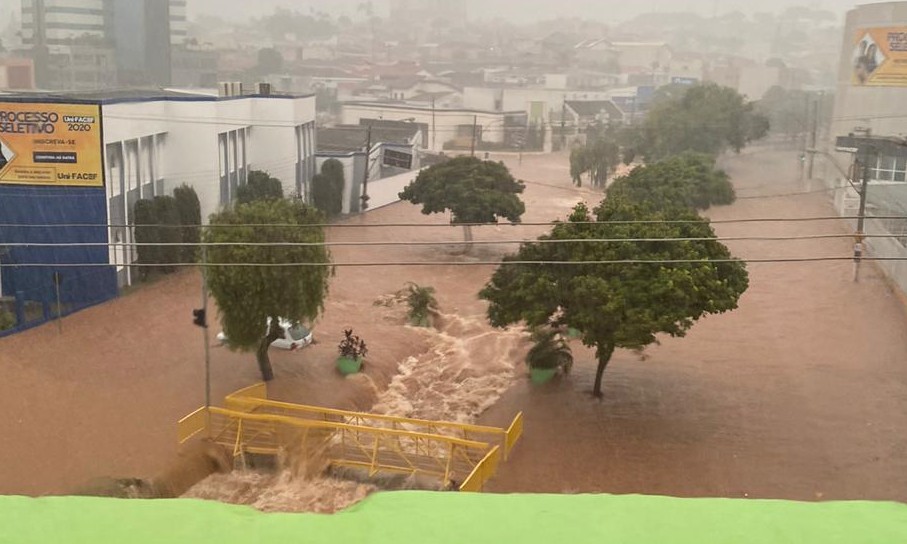 Temporal alaga ruas e avenidas e arrasta carros em Franca neste domingo, 12