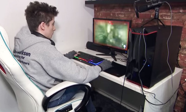 Rapaz tem convulsão jogando online e é salvo por adversária a 8 mil km