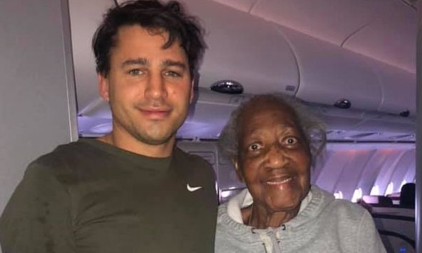 Este homem cedeu o seu assento na 1ª classe a uma completa estranha