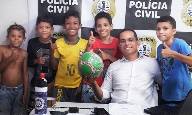 Vizinha toma bola, garotos reclamam ao delegado e ganham uma bola nova
