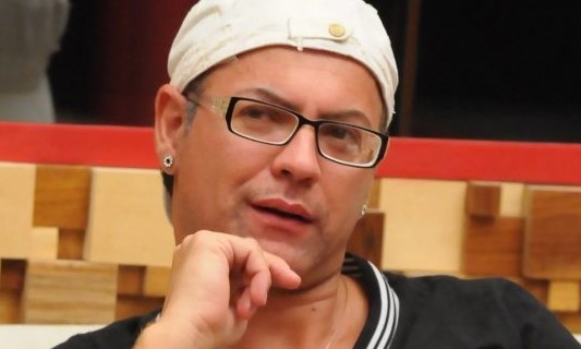 Sem espaço na TV, ex-BBB Dicesar vira balconista de loja em shopping center