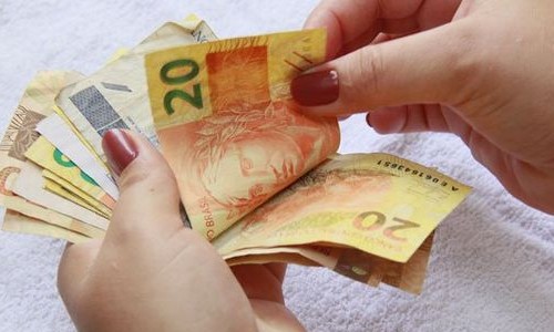 Novo salário mínimo de R$ 1.045 começa a valer neste sábado, 1º. Veja o que muda