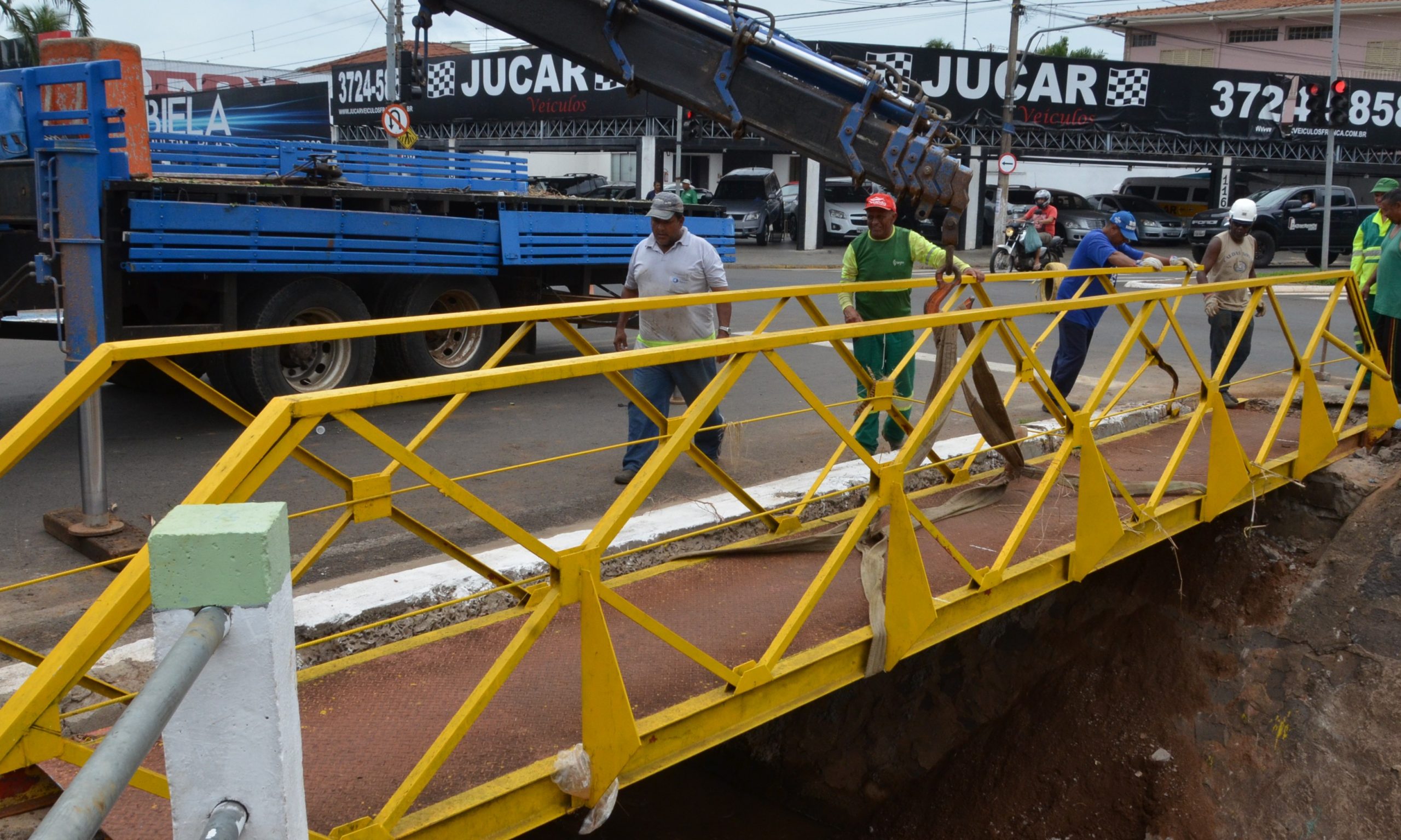 Passarela arrancada por temporal próxima ao Centro Pop é recolocada