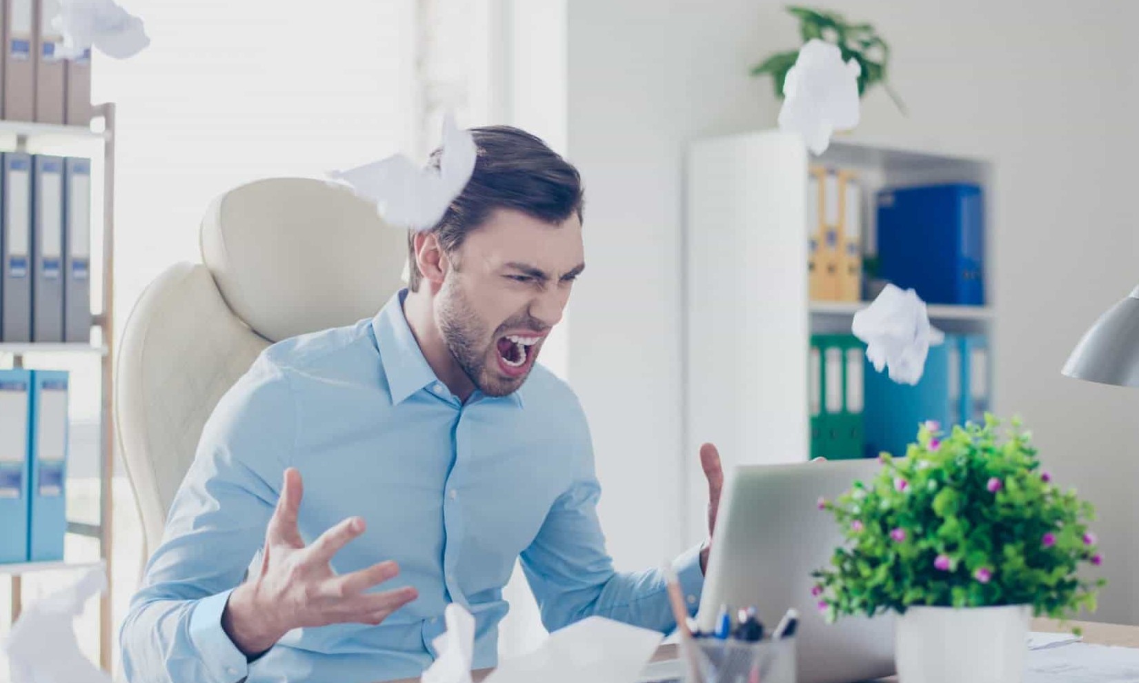 Sexo forte? Homens são muito mais emotivos no trabalho do que mulheres
