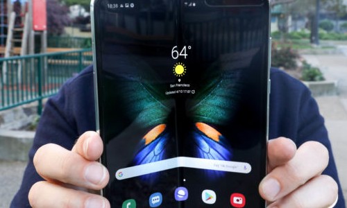 Celular com tela dobrável da Samsung chega ao país por R$ 13 mil: veja o que muda