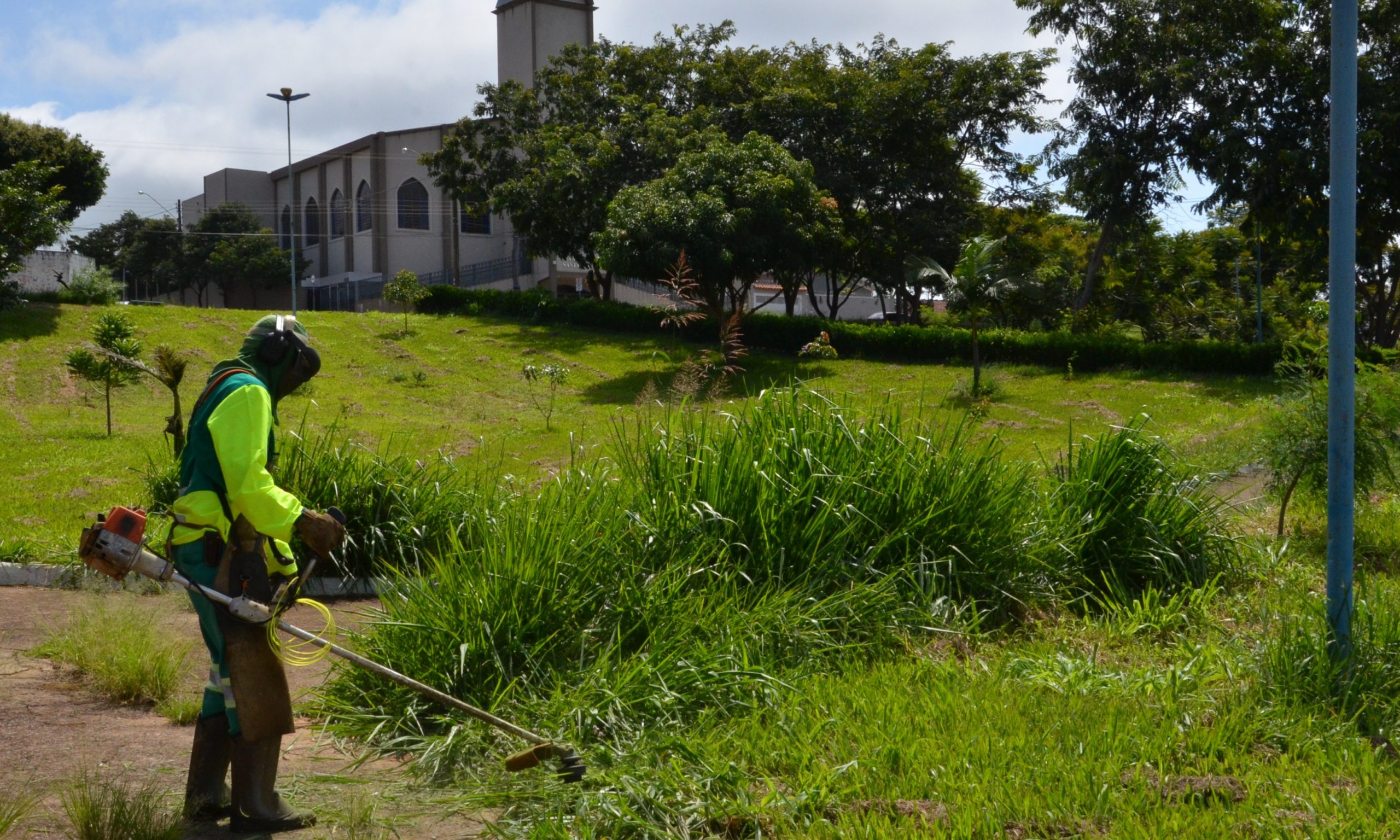 Praças e áreas públicas de Franca recebem serviços de poda e limpeza