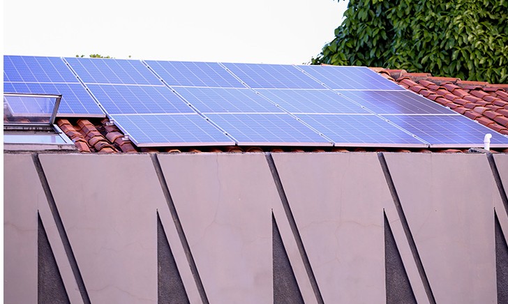 Donos de placa solar investem R$ 15 mil para reduzir valor de conta de luz