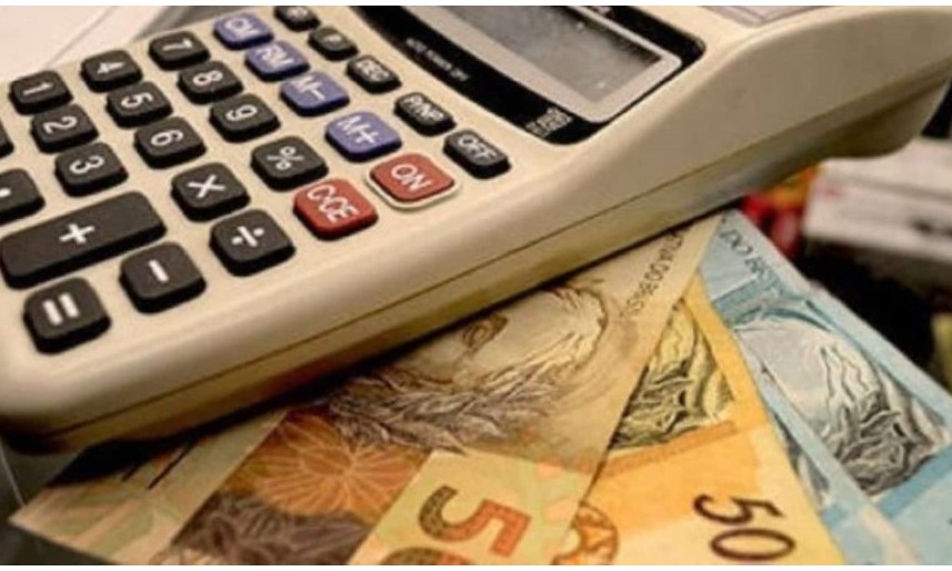 Juntar ao menos R$ 100 por mês é uma boa maneira de começar a investir em 2020