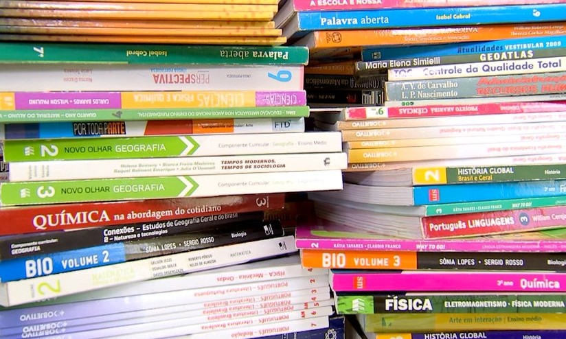 Bolsonaro garante que livros didáticos ficarão mais baratos e sem ideologia