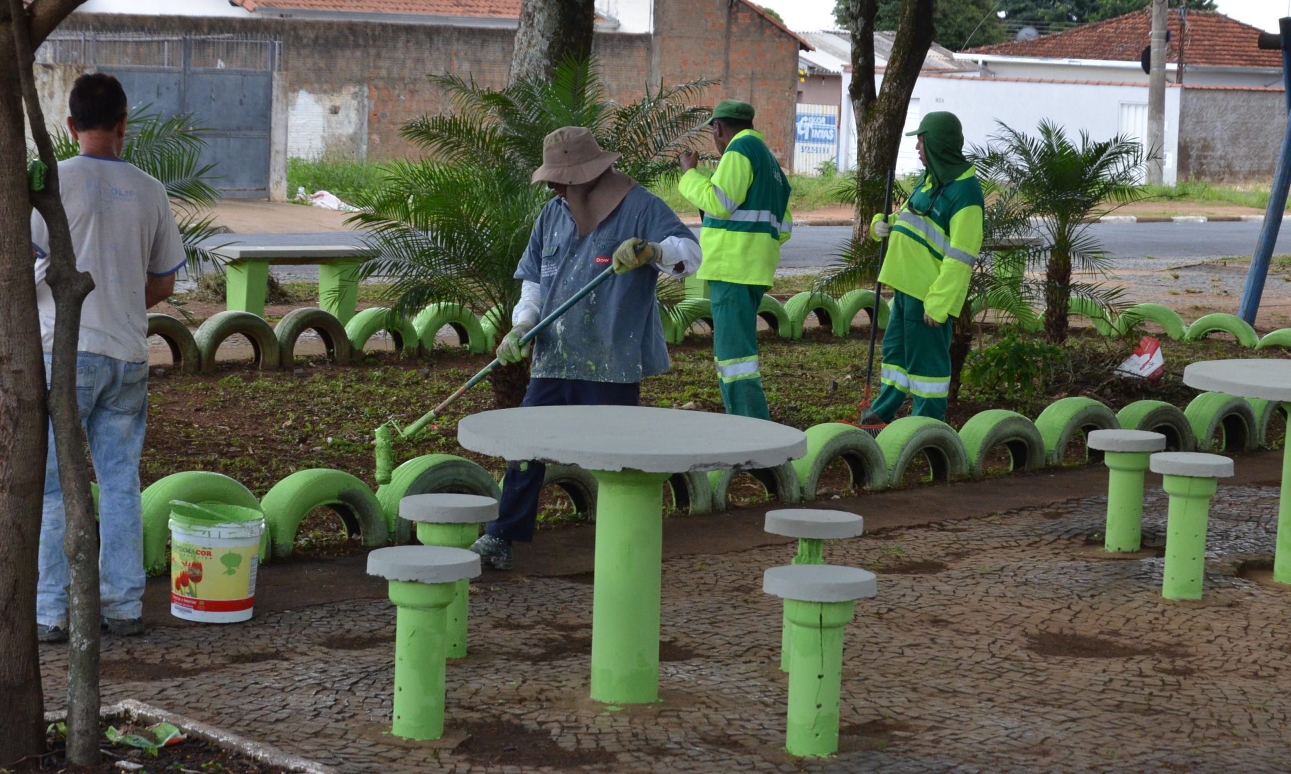 Praças de vários bairros de Franca passam por serviços de revitalização e limpeza