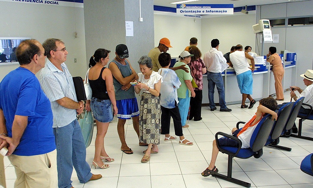 INSS pode ter nova força-tarefa para reduzir fila de espera, que se agiganta