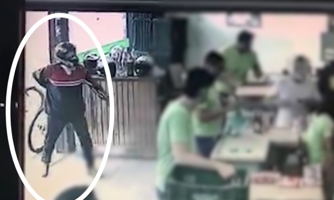 Vítimas ignoram assalto a mercearia e ladrão vai embora desmoralizado