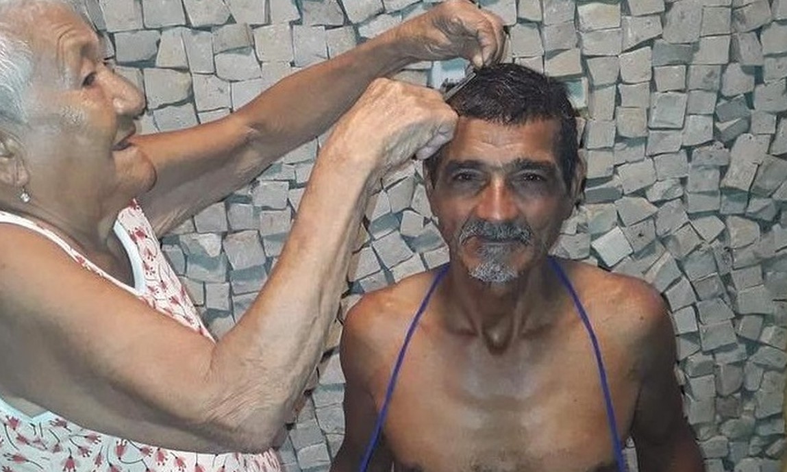 Jardineiro de 61 anos, que vive em casa de madeira, passa na Universidade