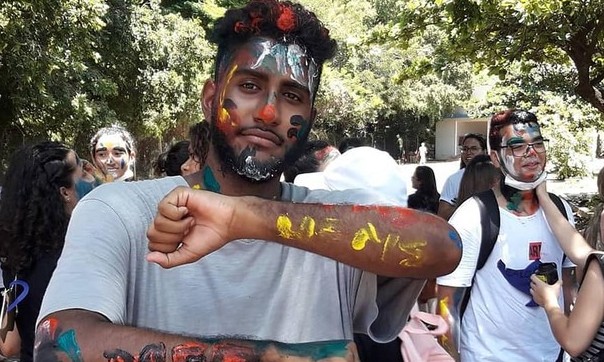 Jovem passa em medicina e viraliza ao agradecer os pais: pedreiro e doméstica