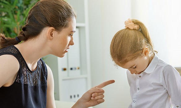 Estresse no trabalho pode tornar pais mais autoritários com os filhos