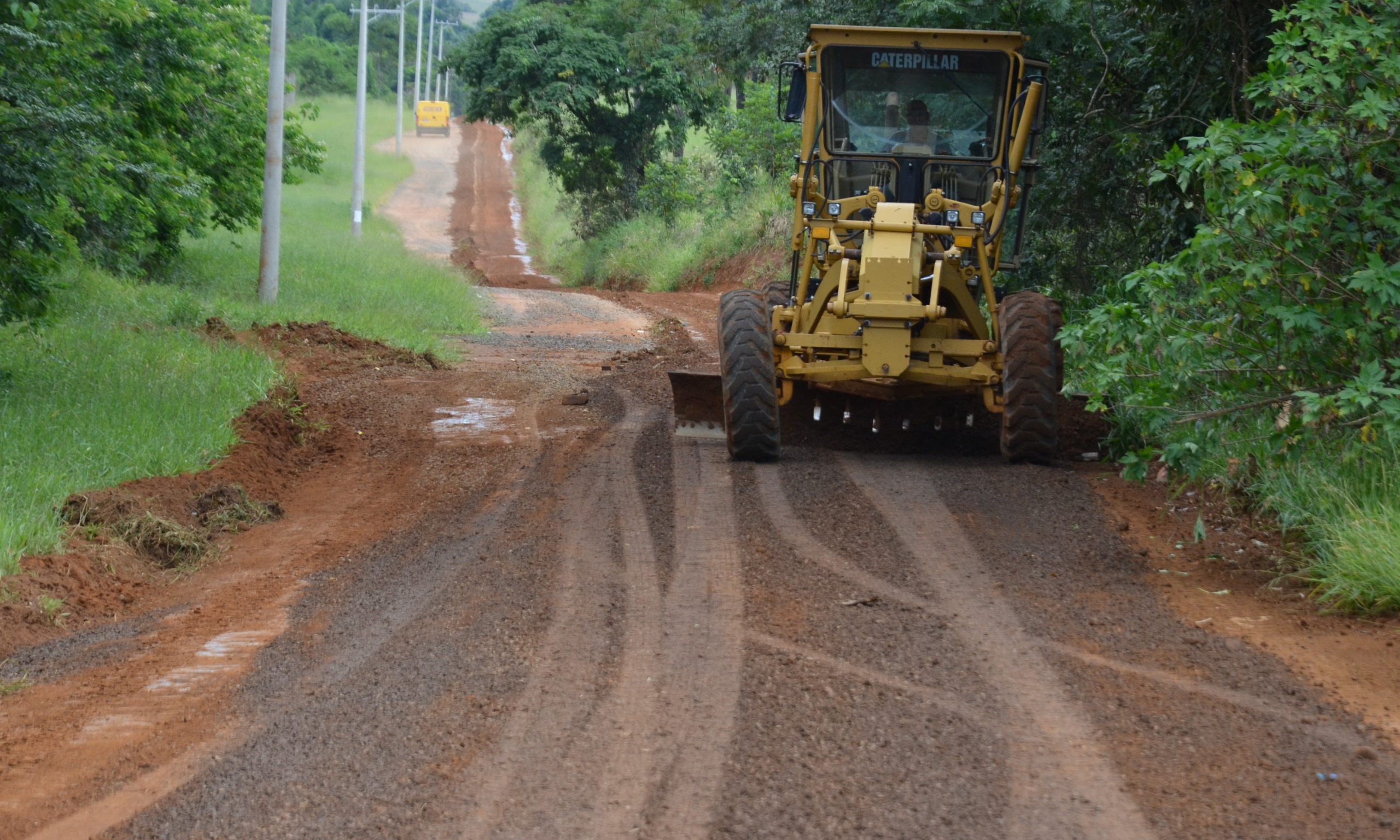 Estrada de acesso ao Colégio Agrícola passa por serviços de manutenção