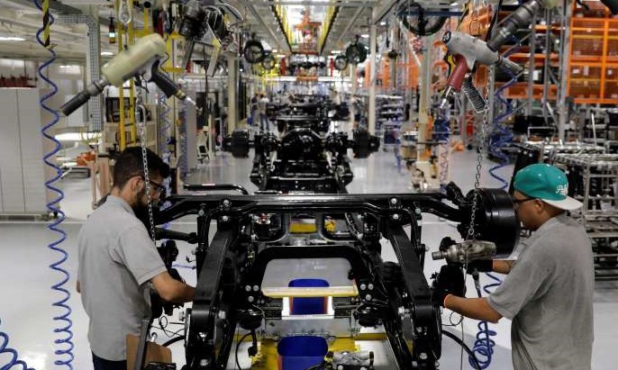 Indústria do Brasil acelera ritmo em janeiro e cria novas vagas, mostra PMI