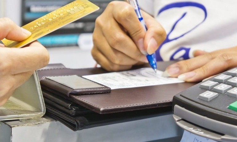 23% dos donos de cartão de crédito não conseguem pagar valor total da fatura