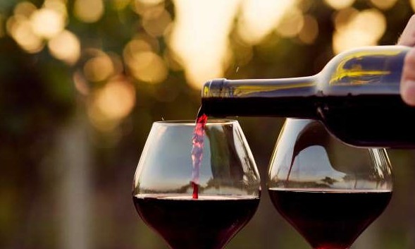 O que acontece com o corpo se beber uma taça de vinho todas as noites?