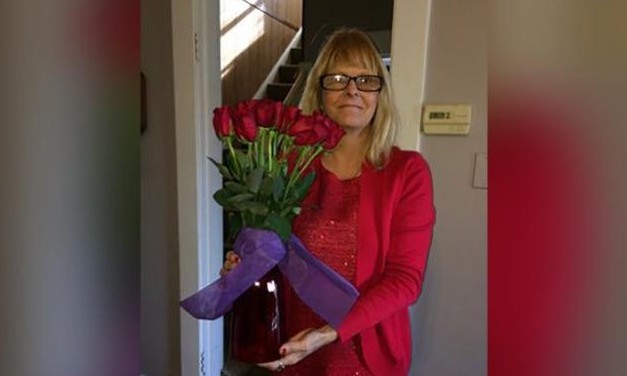 Mesmo morto, marido manda flores à viúva duas vezes todos os anos