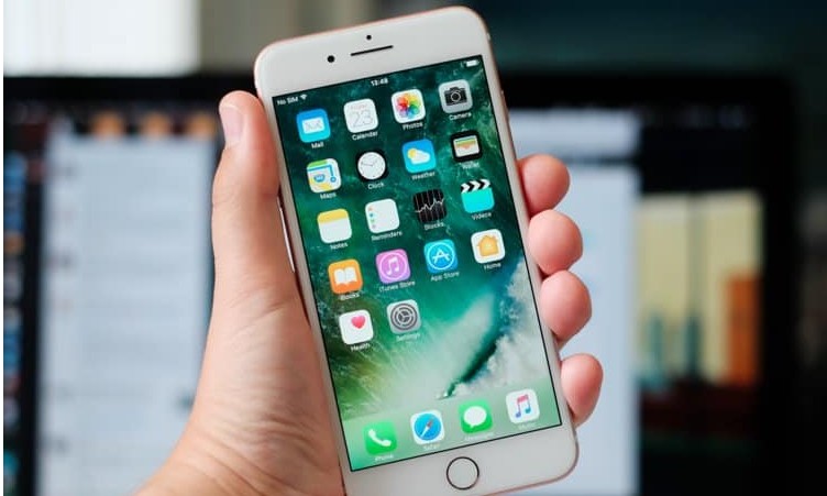 Apple é multada por piorar desempenho de iPhones antigos de propósito
