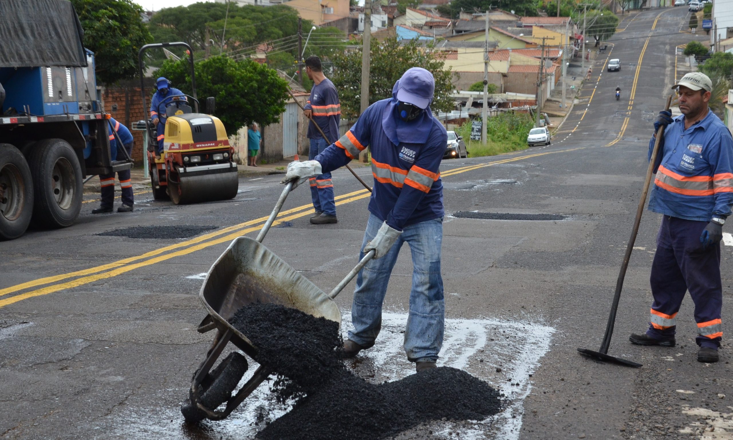 Apesar das chuvas 5 equipes da Prefeitura de Franca seguem tapando buracos