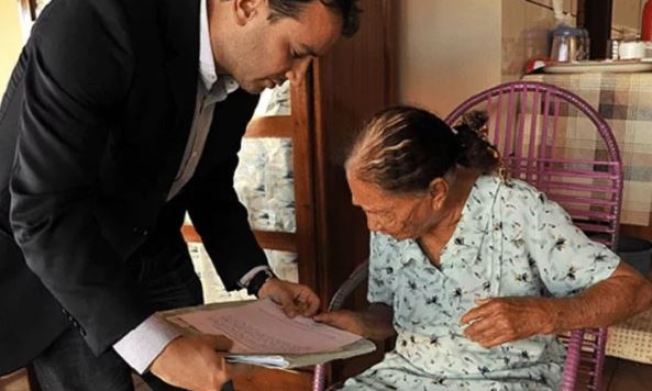 Juiz vai até a casa de idosa de 100 anos para lhe conceder aposentadoria
