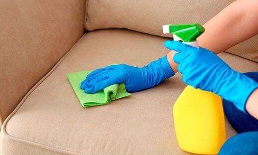 Limpeza de Sofá: aprenda como fazer misturas caseiras e práticas
