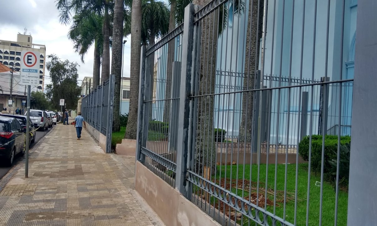 Para proteger Catedral de vândalos, católicos fazem reformas e instalam gradil