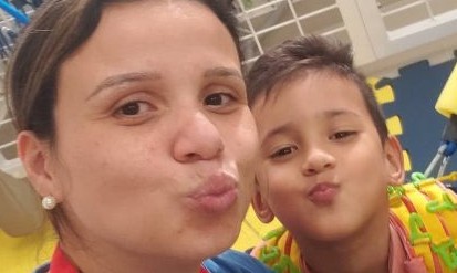 Fisioterapeuta chora ao ver menino dar primeiros passos sozinho; assista