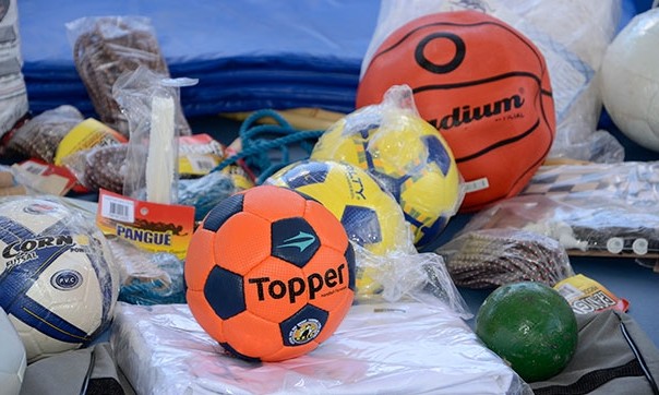 Governo estadual entrega kits de materiais esportivos para recreação em Franca