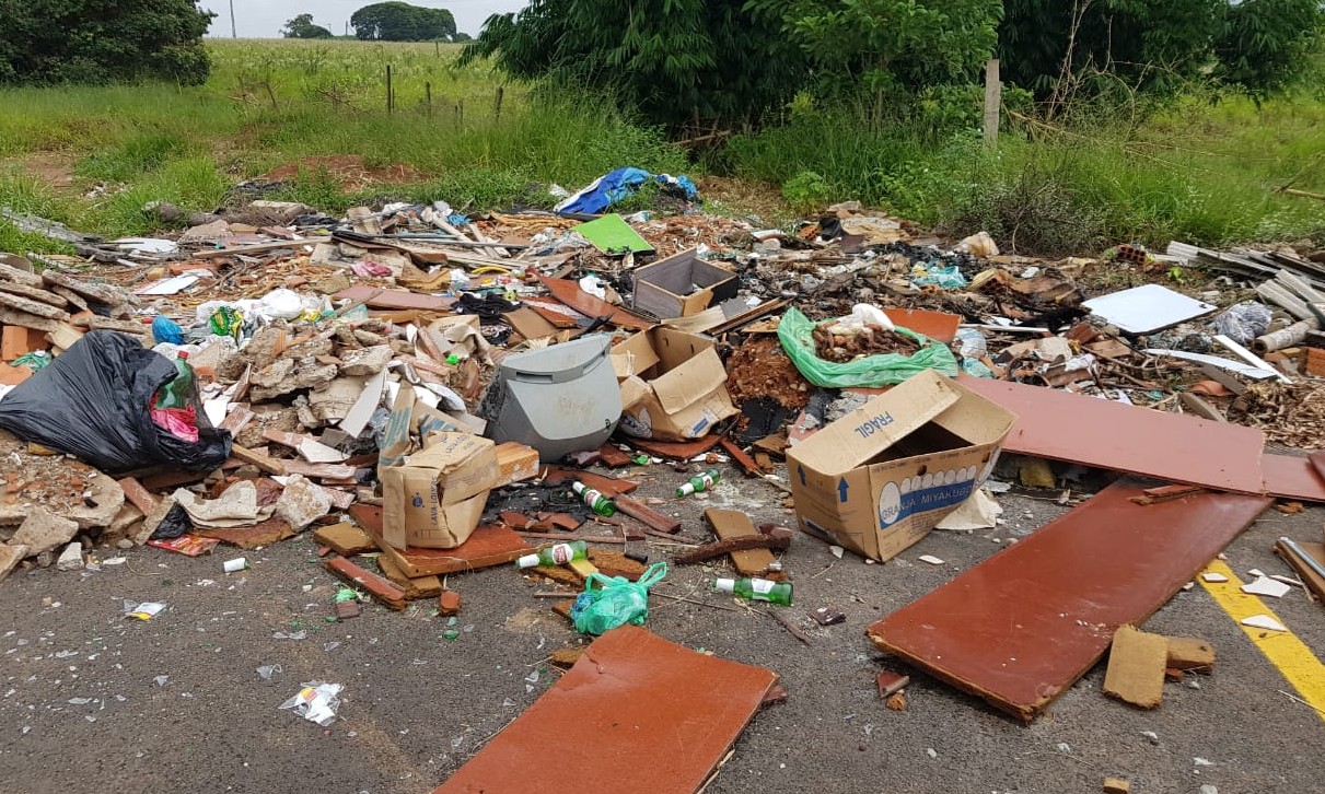 Quem joga lixo em terreno ou à beira da rodovia pode ser preso. Crime ambiental