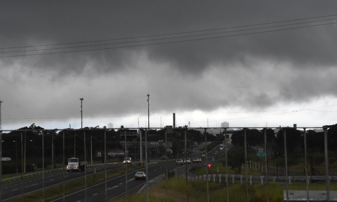 Temporal de pouco tempo transborda canais, alaga avenidas e provoca o caos