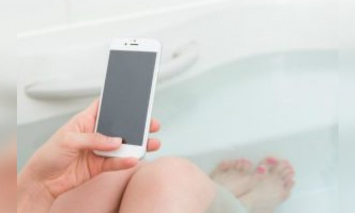 Jovem morre eletrocutada em banheira após celular cair n’água; coração parou