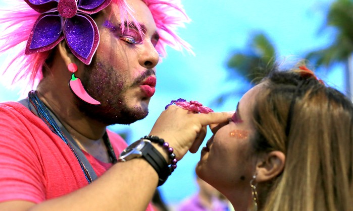 Acabou a folia: saiba como remover todo o glitter do corpo, sem agredir a pele