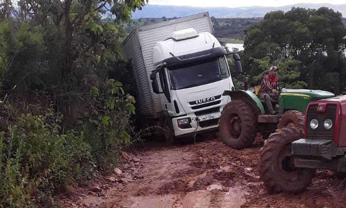 Chuva causa transtorno e produtores não têm como escoar cargas de banana
