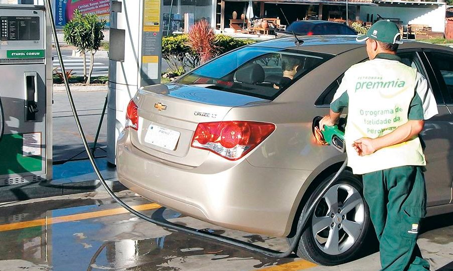 Gasolina: brasileiro paga R$ 96,5 de impostos para encher tanque de veículo