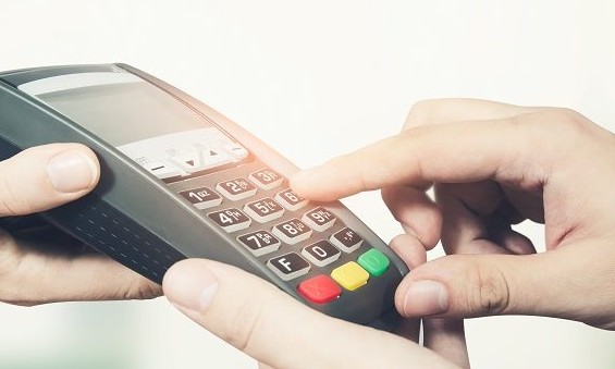 Parcelar eletroeletrônico vale a pena? Veja o que é melhor na hora da compra