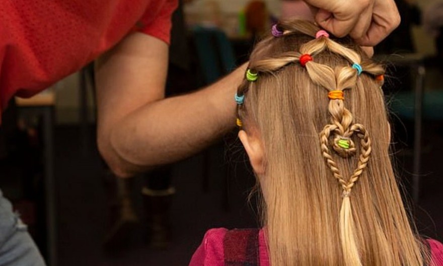 Pai cria curso para outros pais aprenderem a fazer penteados nas filha