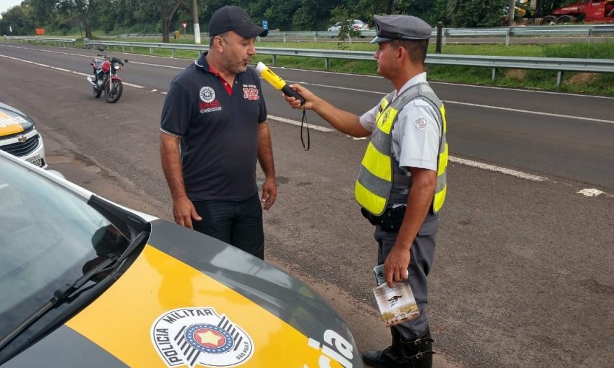 Bafômetro flagra e PM de SP multa mais de 1,5 mil motoristas em rodovias