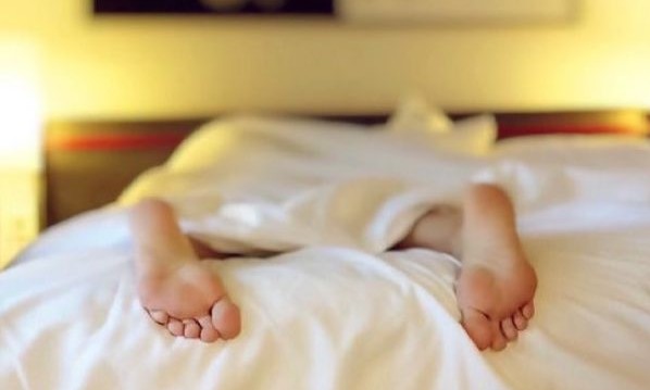 Você dorme com os pés descobertos? Isto é ótimo para o sono, diz cientista