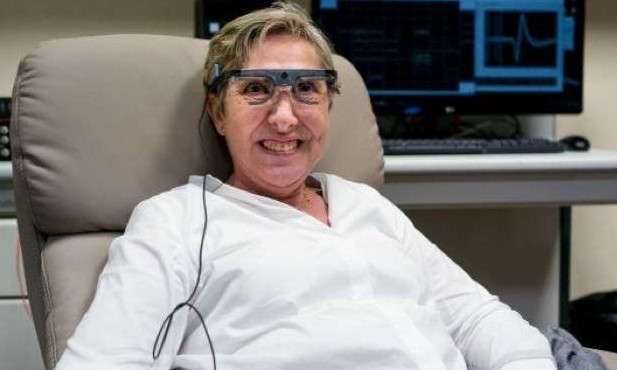 Milagres de volta: cega por 16 anos, mulher vê de novo com óculos especiais