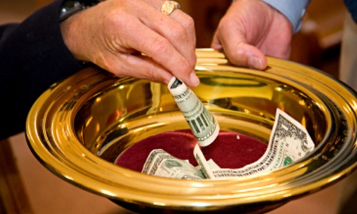 Voluntária rouba R$ 2,4 milhões de igreja e gasta no casamento e compras