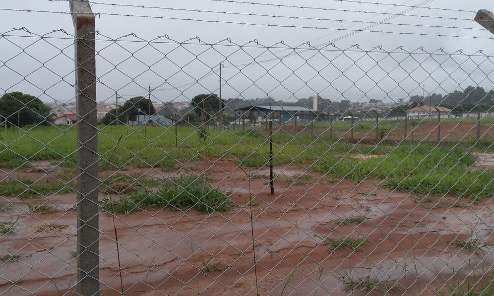 Lagoa de contenção de água no bairro previne problemas de enchentes
