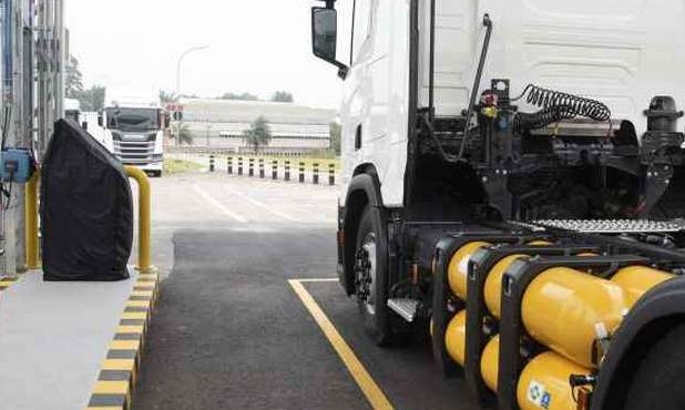 Alta do petróleo abre espaço para carros movidos a eletricidade e gás no Brasil