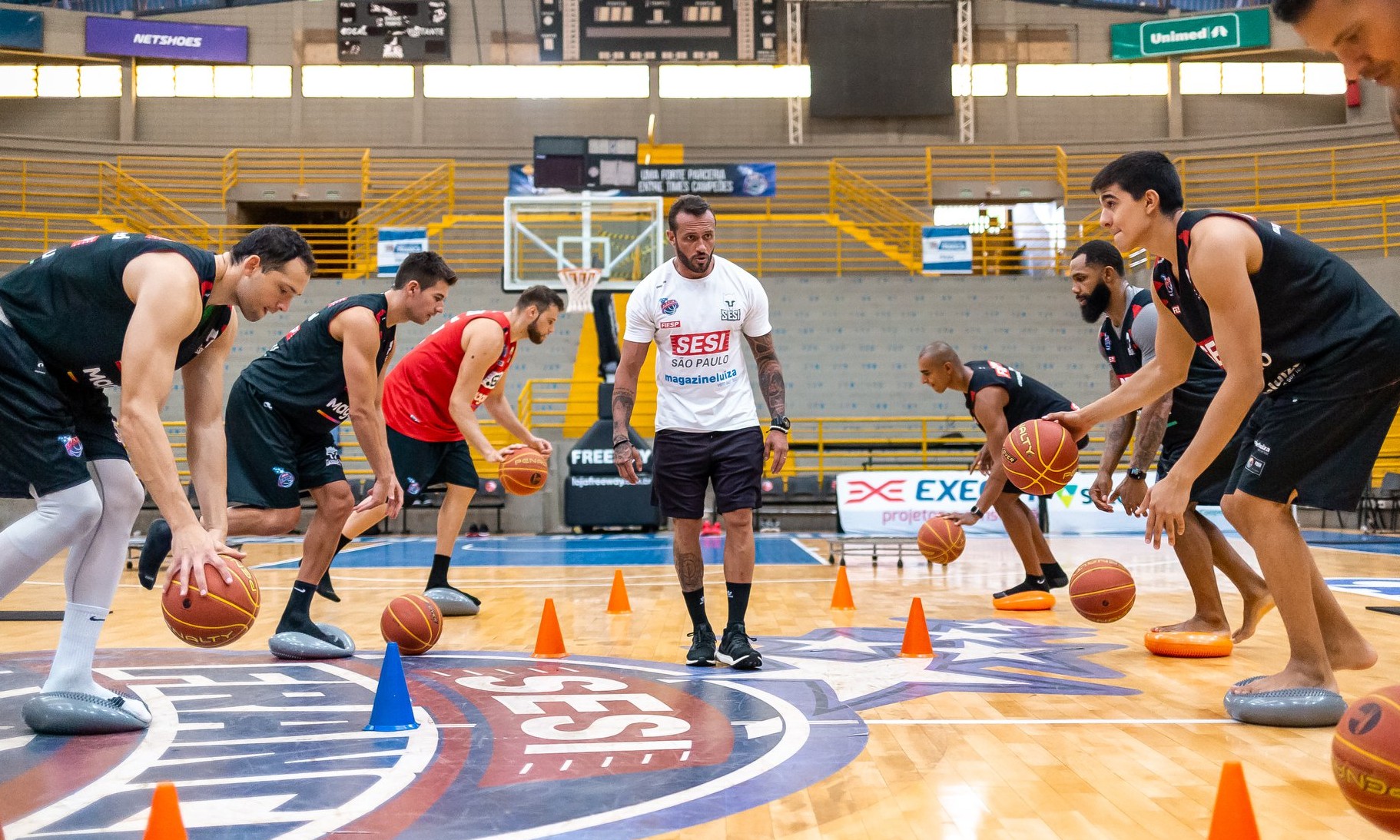 Atletas do Sesi Franca Basquete treinam com foco no confronto com o Brasília