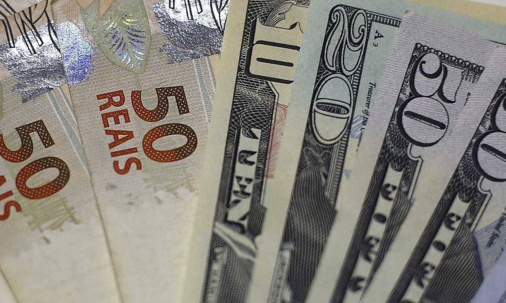 Dólar do cartão terá de ser o do dia da compra a partir de 02 de março