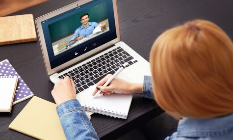 FGV oferece 63 cursos online gratuitos: Confira as áreas e como cursá-los