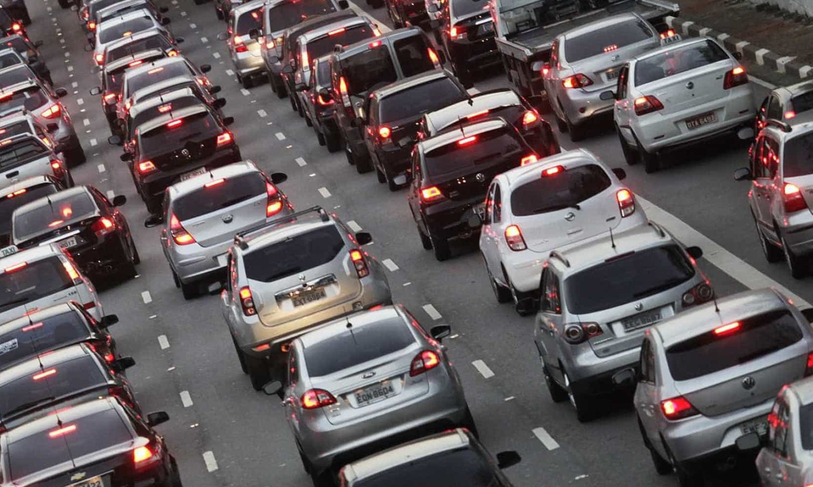 Sabia que pessoas que dirigem carros caros são piores no trânsito?