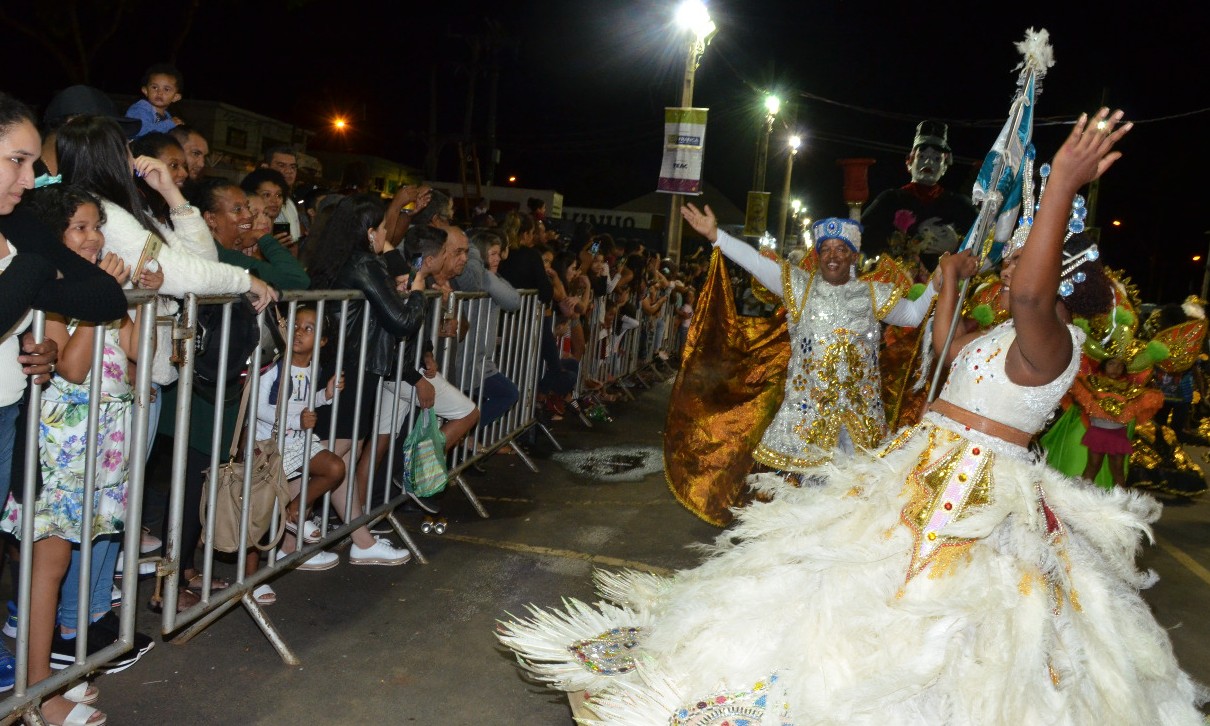 ​Sem chuva, Carnaval em Franca arrasta milhares de pessoas para a Passarela